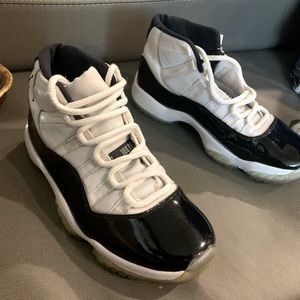 Nike Jordons 11 Retro mens size 8 1/2